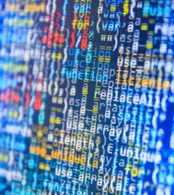 TÜV TRUST IT TÜV AUSTRIA Security-Analysts gehen denselben Weg wie Hacker, die die „low-hanging fruits“ nutzen. Sie prüfen die Infrastruktur und suchen sich zum Angriff die schwächsten Punkte, um in das Netzwerk einzudringen. Sind sie erst einmal im Netzwerk, prüfen sie weitergehende Bedrohungen. Sie sammeln Informationen über die Netzwerkkomponenten, über Systeme, Dienste und Applikationen innerhalb des Untersuchungsbereichs. (C) Fotolia, maciek905