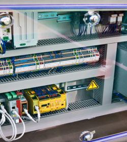 Elektronische und elektrische Komponenten des Industriegeräts (C) Shutterstock, Sergey Ryzhov