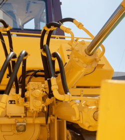 Maschine zum Heben von Lastkraftwagen und hydraulische Kräfte, Duckluftzylinder-Kolben für Maschinengeschirr. (C) Shutterstock, Parilov