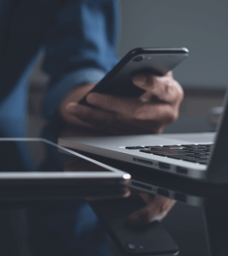 Digitaler Tablet-PC, Laptop und Smartphones, Arbeit auf Laptop-Computer im modernen Büro (C) Shutterstock, TippaPatt