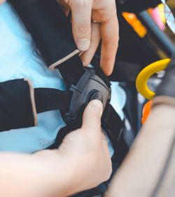 Sicherheitsgurt eines Babysitzes wird für maximale Sicherheit und Komfort anpasst. (C) Shutterstock, Robert Petrovic