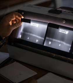 Durchstrahlungsprüfung RT: Röntgenbilder der Stahlrohrschweissungen der Stufe 2 des Inspektors (C) Shutterstock, Funtay