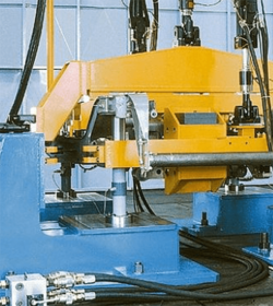 Prüffeld mit 16 servohydraulischen Regelkanälen bis 650 kN (13 x 20 m) , Strukturprüfung, Bauteilprüfung, TÜV AUSTRIA TVFA