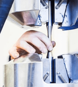 TÜV AUSTRIA TVFA: Wir führen alle Norm-Prüfungen und die vollständige metallographische Charakterisierung durch. Zusätzlich bieten wir bruchmechanische Untersuchungen und Messungen von flüchtigem Wasserstoff im Labor oder mit mobilen Geräten an.