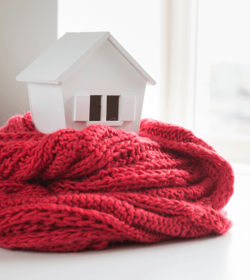 TÜV AUSTRIA erstellt Energieausweise für Wohn- und Nichtwohngebäude sowie für Neubau-, Sanierungs- bzw. Bestandsobjekte. Darüber hinaus bietet TÜV AUSTRIA die Erstellung von Sanierungskonzepten an, welche bei der Umsetzung von Projekten als Entscheidungsgrundlage dienen. (C) Shutterstock, Kishivan