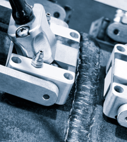 Ultraschalluntersuchung von geschweißten Rohrleitungen (C) Shutterstock, Matveev Aleksandr