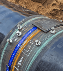 Einbau von Kassetten mit Röntgenfilm auf der Schweißverbindung bei NDT-Röntgenaufnahme (C) Shutterstock, shinobi