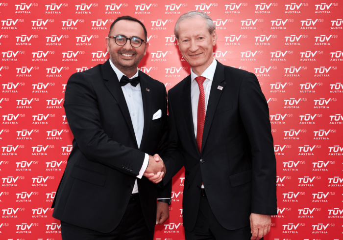 Türkischer Cybersicherheitsintegrator SyberCode A. Ş. wurde Teil der TÜV AUSTRIA Group: TÜV AUSTRIA CEO Stefan Haas (r) gratuliert Serhat Yediel, Gründer und Geschäftsführer der TÜV AUSTRIA SyberCode.