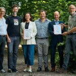 Premiere für regionale Wald-Klimaschutzprojekte: Tree.ly verleiht die ersten TÜV AUSTRIA-zertifizierten CO2-Gutschriften: V.l.n.r. Christian Lutz (GF Tree.ly), Jodok Batlogg (GF Tree.ly), Karin Feurstein-Pichler (Stadträtin Dornbirn), Andreas Drexel (Forstbetriebsleiter Stand Montafon), Thomas Fleischanderl (TÜV Austria), Walter Amann (Forstbetriebsleiter FBG Jagdberg). (C) tree.ly, Darko Todorovic