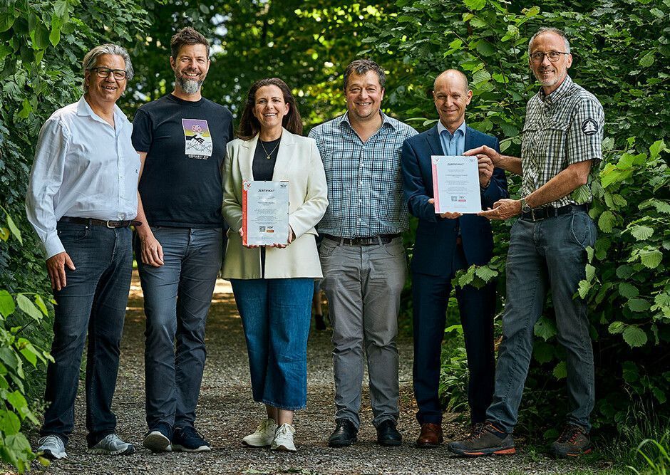 Premiere für regionale Wald-Klimaschutzprojekte: Tree.ly verleiht die ersten TÜV AUSTRIA-zertifizierten CO2-Gutschriften: V.l.n.r. Christian Lutz (GF Tree.ly), Jodok Batlogg (GF Tree.ly), Karin Feurstein-Pichler (Stadträtin Dornbirn), Andreas Drexel (Forstbetriebsleiter Stand Montafon), Thomas Fleischanderl (TÜV Austria), Walter Amann (Forstbetriebsleiter FBG Jagdberg). (C) tree.ly, Darko Todorovic