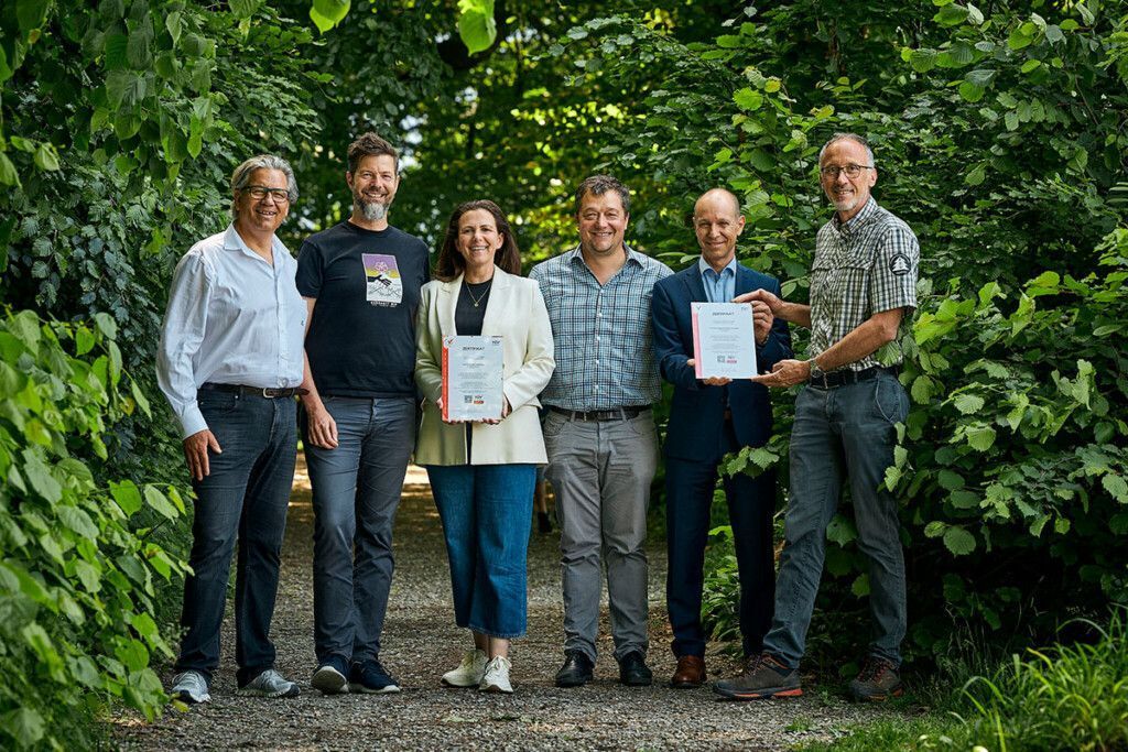 Premiere für regionale Wald-Klimaschutzprojekte: Tree.ly verleiht die ersten TÜV AUSTRIA-zertifizierten CO2-Gutschriften: V.l.n.r. Christian Lutz (GF Tree.ly), Jodok Batlogg (GF Tree.ly), Karin Feurstein-Pichler (Stadträtin Dornbirn), Andreas Drexel (Forstbetriebsleiter Stand Montafon), Thomas Fleischanderl (TÜV Austria), Walter Amann (Forstbetriebsleiter FBG Jagdberg). (C) tree.ly, Darko Todorovic