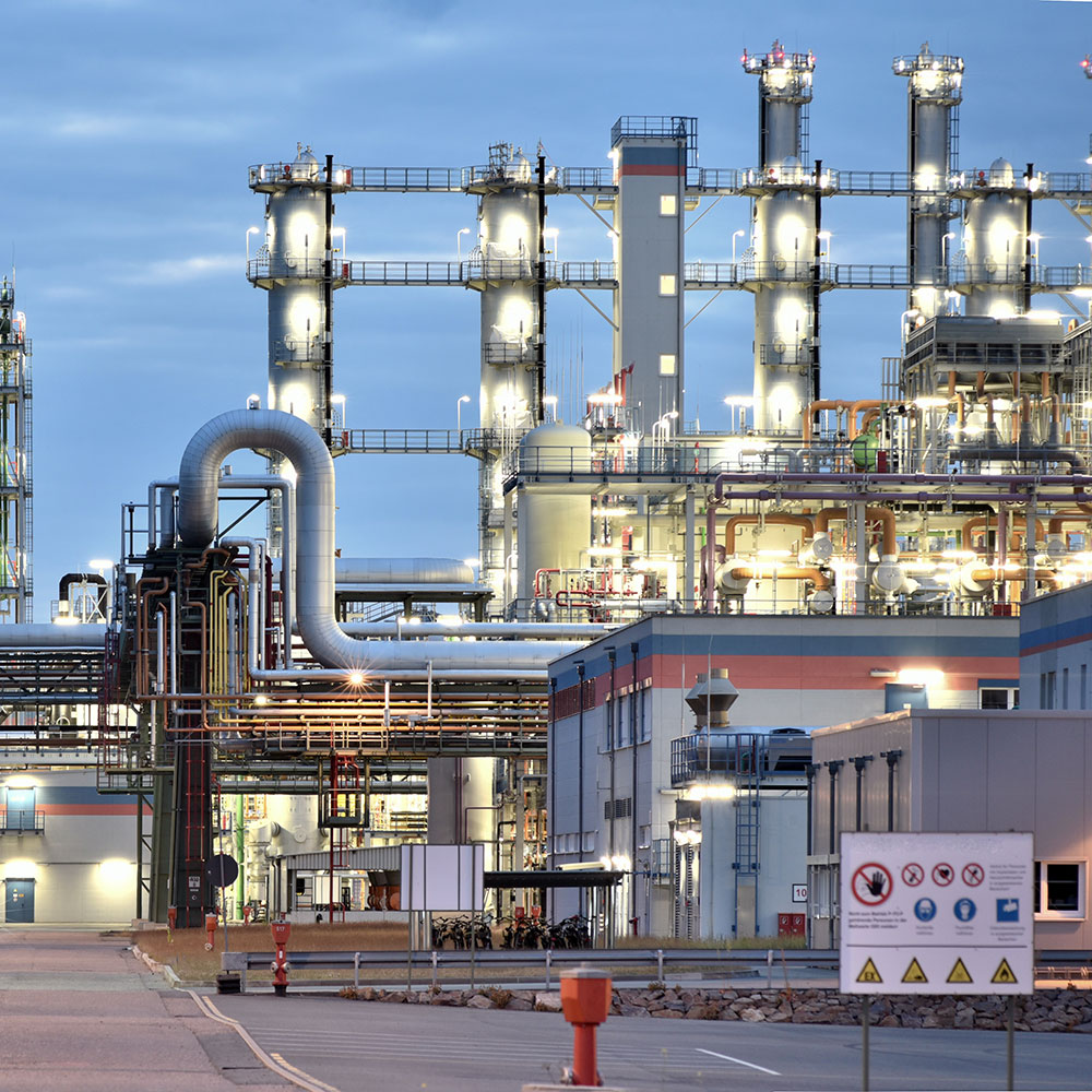 adobe_84080535_industrieblick_industrieanlage-chemiewerk-bei-nacht_1000x1000px